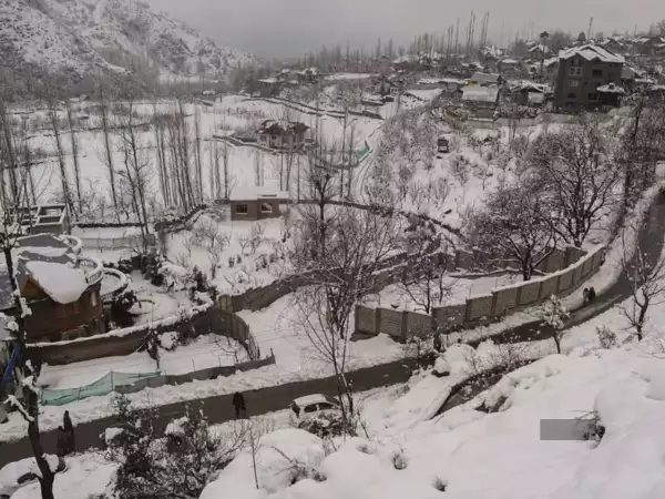 Police Ensure Traffic Safety Amid Snowfall in Kashmir