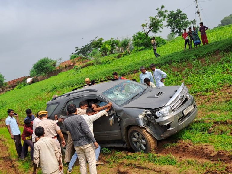 Police Jeep Overturns in Mahammadpur During Smuggling Pursuit