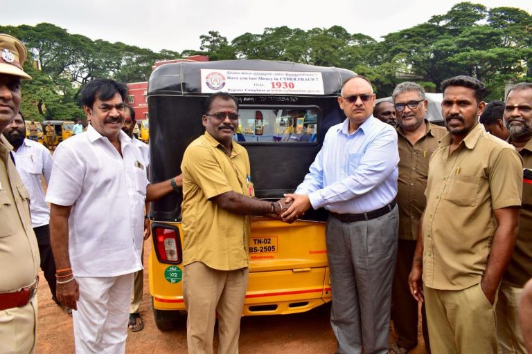 Police Use Autorickshaws to Spread Cybercrime Helpline