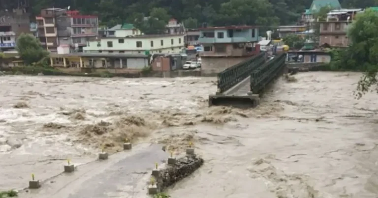 3 dead, 12 rescued as snow, flashfloods disrupt life in J&K