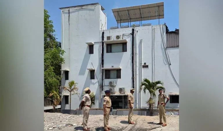 Hyderabad Police Commissioner visits MP Aruna’s residence.