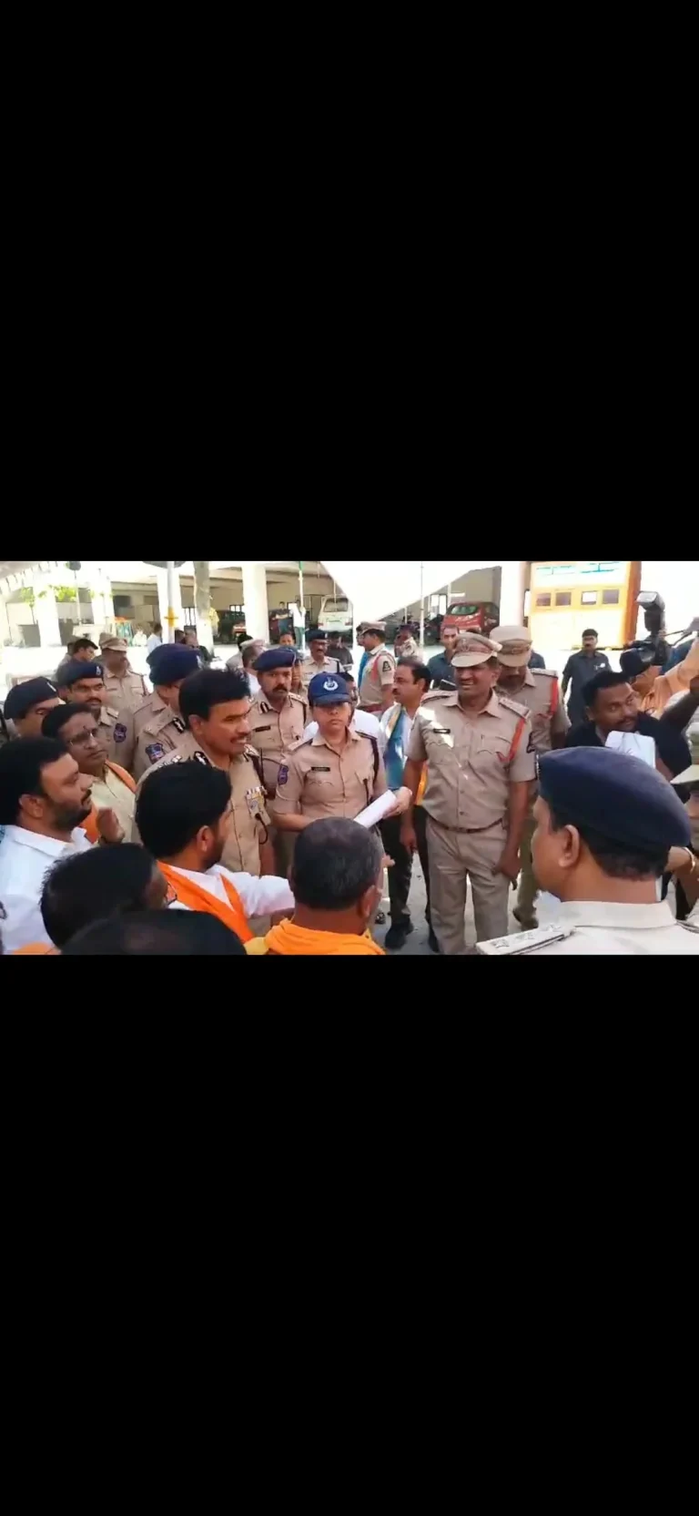 సికింద్రాబాద్.. వీర హనుమాన్ విజయ శోభాయాత్ర రహదారి మార్గాన్ని హైదరాబాద్ నగర పోలీస్ కమిషనర్ సివి ఆనంద్ హిందూ ధార్మిక సంఘాల నాయకులతో కలిసి పరిశీలించారు